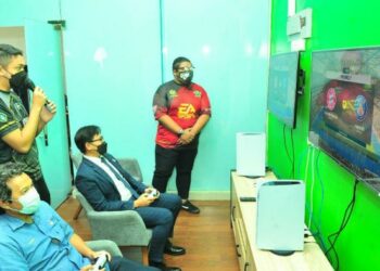 HENDRIK Lamsali (duduk, dua dari kiri) diberi taklimat mengenai kemudahan yang disediakan di Studio E-Sport di Pusat Sukan UUM, Sintok, Kedah.