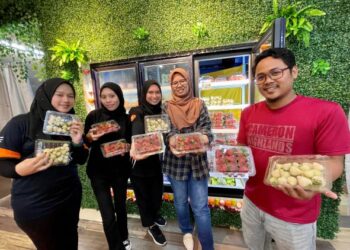 DHIYA Qawiem Abdullah (kanan) dan Afeeqah Asyeeqin Atilla Mohamad Zahidi (dua dari kanan) bersama pekerja mereka di DNA Fruit yang menyediakan lebih 100 jenis buah-buahan di Alor Setar, Kedah. - UTUSAN/JAMLIAH ABDULLAH