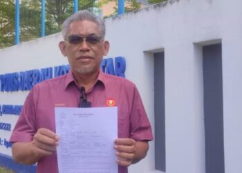 DR. ISMAIL Salleh menunjukkan laporan polis yang dibuat terhadap tiga pemimpin PN di hadapan IPD Kota Setar, Alor Setar.