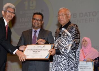 MAHDZIR Khalid (tiga dari kiri) menyampaikan watikah pelantikan program Mekar 2022 kepada Penolong Kanan Pentadbiran SMK Seri Pantai, Tan Say Keong sambil diperhatikan Haim Hilman Abdullah (duar kiri) di UUM Sintok, Kubang Pasu, hari ini.