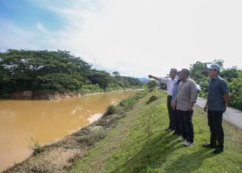 MUHAMMAD Sanusi Md. Nor (dua dari kanan) melawat kawasan kejadian ban dan terusan tengah runtuh di Struktur Alor Limpah Sungai Santap, Pelubang, Pokok Sena, Alor Setar, Kedah, hari ini. - FOTO/SHAHIR NOORDIN