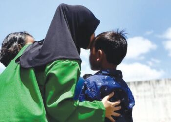 SEORANG penghuni wanita Penjara Pokok Sena memeluk dan mencium anak-anaknya ketika berpeluang bertemu pada Program Jalinan Kasih Ibu dan Anak di Pokok Sena, Alor Setar.
