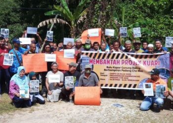 PENDUDUK dan wakil beberapa NGO bergabung melakukan bantahan projek kuari batu kapur di Gunung Baling berhampiran Kampung Padang Che Mas, Baling, Kedah. -UTUSAN/NORLIA RAMLI