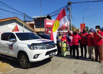 MOHD. Tajudin Abdullah (tiga dari kanan) melakukan pelepasan peserta Konvoi Misi Bantuan Kemanusiaan UMNO Bahagian Sik di Sik, Kedah, hari ini. - FOTO/NORLIA RAMLI