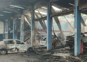 SEBAHAGIAN kenderaan yang musnah dalam kebakaran melibatkan bengkel kenderaan dan pejabat pengangkutan IPK Kedah di Alor Setar, hari ini.