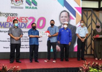 AHMAD Hamzah (dua dari kiri) menyampaikan replika cek kepada seorang Usahawan Agro MADA pada Program Bisnes Menjadi ‘Mempelbagaikan Pendapatan Usahawan' di Alor Setar, Kedah, hari ini.