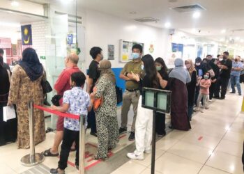 ORANG ramai beratur seawal pukul 6.30 pagi untuk menyiapkan pas sempadan bagi perjalanan memasuki Malaysia-Thailand di Bangunan UTC Alor Setar, Kedah.