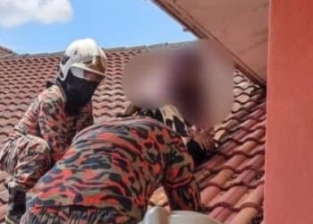 ANGGOTA bomba berusaha memujuk seorang pelajar dipercayai mengalami kemurungan di sebuah sekolah di Alor Setar, hari ini.