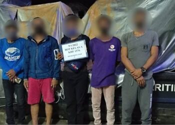 LIMA nelayan yang menaiki sebuah bot  ditahan di perairan Kuala Kedah, Alor Setar, Kedah.
