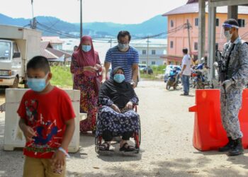 SEORANG warga emas berkerusi roda hadir melakukan saringan di Pusat Kawalan Operasi Bencana PKPD Bukit Malut di Langkawi, Kedah.