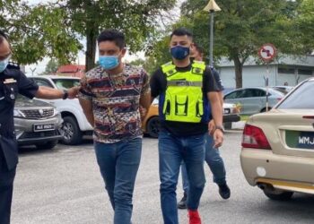 MUHAMMAD Nasyran Zamzury dikawal polis ketika dihadapkan ke mahkamah atas empat pertuduhan termasuk membunuh bayinya di Mahkamah Majistret Alor Setar, hari ini. - FOTO/MOHD. RAFIE AZIMI