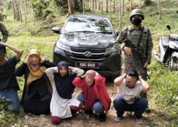 TIGA wanita Indonesia bersama dua lelaki tempatan yang ditahan tentera ketika cuba merentas ke Thailand menggunakan laluan tidak sah di Bukit Kayu Hitam.