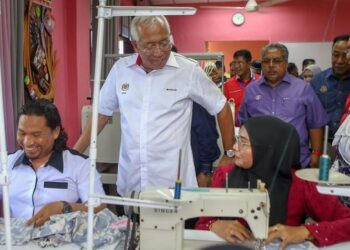 MAHDZIR Khalid (dua dari kiri) melawat bengkel jahitan ketika merasmikan Pusat Daya Maju Kemas di Pejabat Kemas Padang Terap, Kuala Nerang, Kedah. - FOTO/SHAHIR NOORDIN