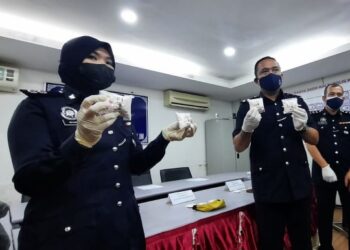 SAZALEE Adam (tengah) menunjukkan sebahagian dadah yang dirampas daripada empat individu termasuk sepasang suami isteri di Kulim, Kedah, hari ini. - FOTO/AZAHAR HASHIM