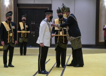 SULTAN Sallehuddin Sultan Badlishah berkenan menyampaikan Darjah SSDK kepada Mohamed Azmin Ali sempena Istiadat Menyembah Tahniah dan Penganugerahan Darjah serta Bintang Kebesaran sempena Ulang Tahun Hari Keputeraan Sultan Kedah ke-80 di Balairong Seri, Istana Anak Bukit, Alor Setar, Kedah.