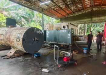 SEBUAH gudang yang diserbu penguatkuasa KPDNHEP yang dipercayai menyeleweng minyak diesel bersubsidi di Jalan Jeniang Gunung, Gurun, Kedah.