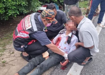 SALAH seorang pelajar yang cedera selepas motosikal mereka bertembung sebuah van di Jalan Kampung Masjid, Jeneri, Sik.