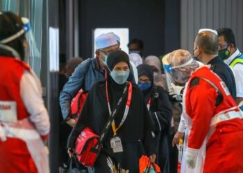 JEMAAH Haji yang menaiki penerbangan terakhir Operasi Haji Tanah Air tiba di LTSAH, Alor Setar, Kedah. - FOTO/SHAHIR NOORDIN