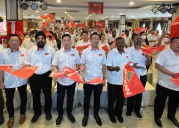 DOMINIC Lau Hoe Chai (lima dari kiri) ketika hadir pada Majlis Perasmian Mesyuarat Persidangan Perwakilan Tahunan Gerakan di Alor Setar, hari ini.