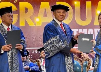 JABAR Azman Jaafar menyampaikan sijil kepada pelatih pada Majlis Graduasi GiatMara 2022 Kedah di Kompleks Pentadbiran Kubang Pasu, Kedah, hari ini. - FOTO/JAMLIAH ABDULLAH