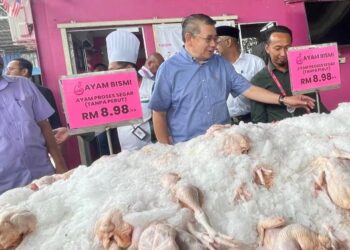 SALAHUDDIN Ayub meninjau harga ayam ketika mengadakan lawatan ke Pusat Jualan Ayam Bismi di Simpang Empat Alor Setar. - FOTO/JAMLIAH ABDULLAH