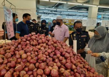 ROMANI Wan Salim (tengah)  memeriksa harga barangan keperluan di TF Mart, Alor Setar, Kedah, hari ini. - FOTO/MOHD. RIFAAT ABD. HAMID