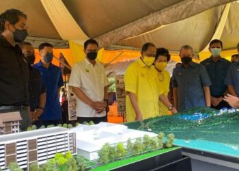 SULTAN Sallehuddin Sultan Badlishah dan Sultanah Maliha Tengku Ariff melihat replika projek bangunan tambahan HSM di Langkawi, hari ini. - FOTO/NUR AMALINA AZMAN