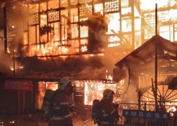 ANGGOTA bomba memadam kebakaran melibatkan sebuah hotel di Limbong Kapal, Alor Setar pagi ini.