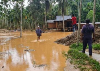 ANTARA kediaman penduduk yang dinaiki air di pekarangan rumah mereka ekoran hujan lebat petang semalam di Kupang, Baling.