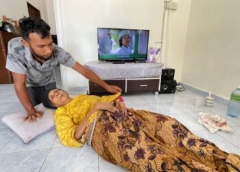 ZULKHIBRI Ayub terpaksa berulang alik dari tempat kerja di pusat bandar setiap hari untuk menguruskan Rahmah Jaafar di rumah sewa mereka di Simpang Kuala, Alor Setar. - FOTO/JAMLIAH ABDULLAH