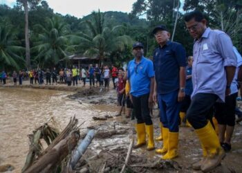 MAHDZIR Khalid (tengah) bersama Ahli Parlimen Baling, Datuk Seri Abdul Azeez Abdul Rahim (kiri) meninjau kesan tragedi kepala air akibat banjir di Kampung Iboi, Kupang. - UTUSAN/ SHAHIR NOORDIN