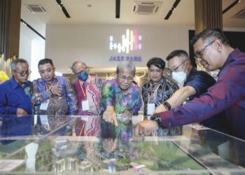 KU Abd. Rahman Ku Ismail (tengah) bersama Razman Mohd. Noor (tiga kiri) melihat replika pembangunan Jazz Park pada Majlis Pelancaran Jazz Park di Kulim, Kedah. - UTUSAN/ SHAHIR NOORDIN