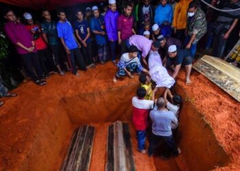 TIGA sekeluarga yang maut dalam kejadian banjir dan kepala air beserta janin selamat dikebumikan di Tanah Perkuburan Islam Kampung Charuk Bemban, Baling. -UTUSAN/SHAHIR NOORDIN
