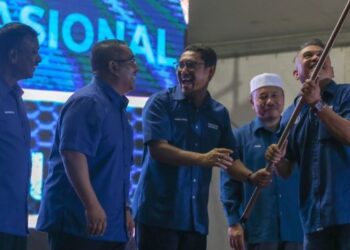 MUHAMMAD Sanusi Md. Nor (dua dari kiri) bersama Timbalan Pengerusi PN, Datuk Seri Ahmad Faizal Azumu dan pimpinan lain ketika Himpunan Jentera PN Kedah di Kompleks Pas Kedah, Alor Setar, malam tadi. - FOTO/SHAHIR NOORDIN