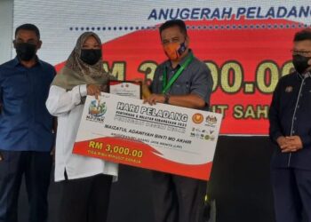 AZMAN Nasrudin (dua dari kanan) menyampaikan anugerah HPPNK 2022 kepada Maizatul Adawiyah di Kulim, Kedah, hari ini. - FOTO/AZAHAR HASHIM