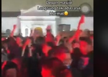 TANGKAP layar aksi sekumpulan pengunjung yang menari ketika menghadiri konsert sempena penganjuran sebuah festival di Balai Seni yang berhadapan dengan Masjid Zahir di Alor Setar.