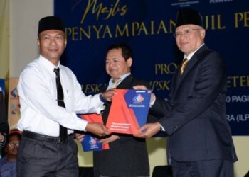 NAJMI Ahmad (kanan) menyampaikan Sijil Perhebat kepada anggota tentera yang bakal bersara di Dewan Kuliah Institut Latihan Perindustrian (ILP) Jitra, Kubang Pasu. - FOTO/MOHD. RAFIE AZIMI