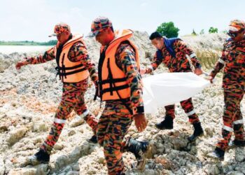 ANGGOTA bomba mengusung mayat kanak-kanak yang ditemukan lemas di lombong sebuah kuari pasir 
di Kampung Permatang Kedundung, Pinang Tunggal di Tikam Batu, Sungai Petani, Kedah, semalam.