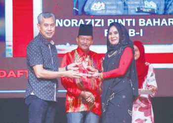 NOR Azizi Baharom (kanan) menerima Anugerah Khas Pendaftar 2021 daripada Kamarudin Dahuli pada Majlis Malam Segantang Budi sempena Anugerah Perkhidmatan Cemerlang Kakitangan PPK MADA di Alor Setar, Kedah. - UTUSAN/ SHAHIR NOORDIN