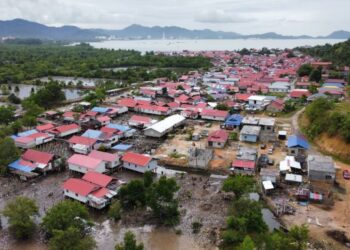 KEADAAN perkampungan di Bukit Malut, Langkawi yang semakin padat sehingga berlaku aktiviti penerokaan untuk pembinaan rumah dan dikatakan tidak selamat sekiranya berlaku bencana. - UTUSAN/ SHAHIR NO0RDIN