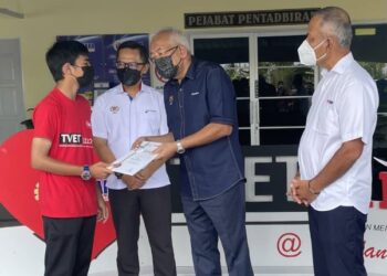 MAHDZIR Khalid (dua dari kanan) menyampaikan sijil kepada pelajar yang menyertai program Walkabout dan Penyampaian Sijil TVET Junior di GiatMara Padang Terap, Kedah hari ini. - FOTO/JAMLIAH ABDULLAH