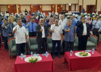 AWANG Hashim (tengah) ketika hadir ke bengkel pindaan Akta Perhubungan Perusahaan 1967 dan Akta Kerja 1955 yang dianjurkan oleh Kementerian Sumber Manusia di Kelab Golf Kulim, Kedah, hari ini. -UTUSAN/AZAHAR HASHIM