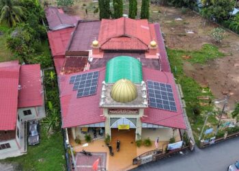 PANEL solar yang dipasang di atas bumbung Masjid Lutfi Kampung Suka Menanti, Alor Setar, Kedah. - UTUSAN/SHAHIR NOORDIN