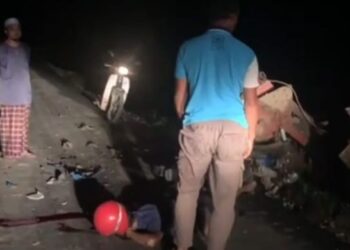 KEADAAN mangsa yang maut akibat motosikal ditungganginya melanggar jentera pembajak sawah di Kampung Tebuk Rimba Semanggol, Bagan Serai, Perak, semalam. - FOTO/MEDIA SOSIAL
