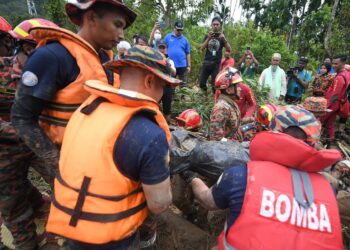 MAYAT ketiga tragedi kepala air yang ditemukan pasukan penyelamat pada pukul 11.55 pagi di Kampung Iboi, Baling di sini. -UTUSAN/SHAHIR NOORDIN