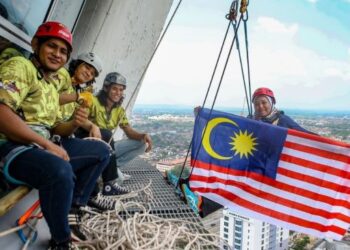 PENGUNJUNG, Nazatul Abd. Majid mengibar Jalur Gemilang ketika mencuba aktiviti Dropzone dan Snap-Sky di Menara Alor Setar yang menjadi menara telekomunikasi ke-2 tertinggi di Malaysia dengan ketinggian 165.5 meter dari paras laut di Alor Setar, hari ini. - FOTO/SHAHIR NOORDIN
