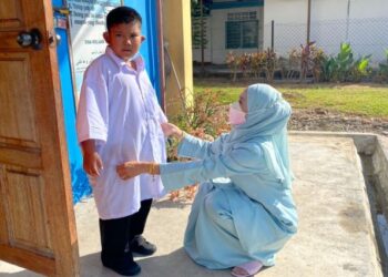 SALAH satu gambar daripada video yang tular menunjukkan seorang guru membantu membetulkan baju sekolah bersaiz XL yang dipakai Putera Jebat Abdul Rashid di SK Haji Abu Bakar, Alor Setar, Kedah, semalam.