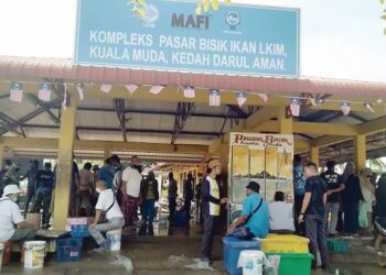 ORANG ramai, pemborong serta peraih ikan berurusan dengan nelayan di Pasar Bisik-Bisik Kuala Muda, Sungai Petani, Kedah.- UTUSAN/OTHMAN YAHAYA
