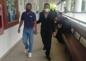 MOHD. Basri Othman yang dituduh menerima rasuah berkaitan penyelenggaraan kenderaan JBPM Perlis dibawa ke Mahkamah Sesyen Alor Setar, Kedah hari ini. - FOTO/MOHD. RAFIE AZIMI
