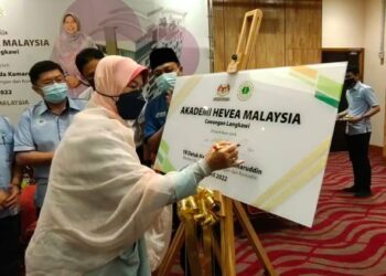 ZURAIDA Kamaruddin menandatangani plak perasmian Akademi Hevea Malaysia Cawangan Langkawi di Langkawi, hari ini. - FOTO/NUR AMALINA AZMAN